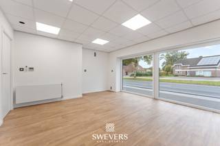 Interesse? Meer informatie op www.SWEVERS.be. - Dit veelzijdige handelspand van 88 m² aan de Grote Baan in Helchteren biedt ondernemers een uitzonderlijke kans om hun zaak te vestigen op een uiterst zichtbare en goed bereikbare locatie. Het pand beschikt over drie afzonderlijke kantoor- of praktijkruimtes, een onthaal met wachtruimte, een keuken en een kelder, wat het bijzonder geschikt maakt voor uiteenlopende professionele doeleinden. Dankzij de centrale ligging en de vlotte verbindingen met omliggende steden is het zowel voor klanten als medewerkers een vlot toegankelijke plek.<br /><br />Het pand werd in 2017 volledig gerenoveerd, waarbij zowel de technische infrastructuur als de afwerking met zorg werden vernieuwd. De houtlook vinylvloer zorgt voor een warme en moderne uitstraling, terwijl het energiezuinige label B een duurzaam voordeel biedt. De ruimtes zijn flexibel in te delen, instapklaar en afgewerkt met oog voor detail, zodat elke ondernemer hier zonder bijkomende werken meteen aan de slag kan.<br /><br />Daarnaast zorgen de aanwezige voorzieningen zoals airco, camerabeveiliging, een eigen parkeerplaats en extra parkeermogelijkheden in de directe omgeving voor extra comfort en veiligheid. Met scholen, winkels en horeca op wandelafstand combineert dit pand functionaliteit met een aantrekkelijke omgeving. Kortom, dit handelspand biedt de perfecte mix van locatie, uitstraling en gebruiksgemak – ideaal voor wie zijn onderneming professioneel wil laten groeien.<br /><br />Bel ons vandaag nog voor een persoonlijke rondleiding. Wij van Swevers Real Estate helpen je maar al te graag verder. tel. 011 255 155. Bron bewoonbare oppervlakte: EPC-verslag.