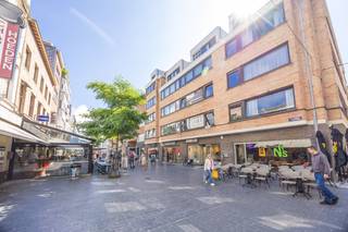  * Dit appartement is gelegen op de 4e verdieping in hartje Oostende, vlakbij winkelstraten, zee, casino, ... * De indeling is als volgt: inkom,...