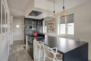 <strong>Hulshout: modern duplexappartement (96</strong><strong>m² - EPC A) met 2 slaapkamers en 2 terrassen te koop</strong><br /><br />Op zoek naar <strong>een instapklaar hoogwaardig</strong> <strong>afgewerkt</strong> appartement met minimale lasten? <br />Dit <strong>jonge duplexappartement (2018)</strong> biedt ongekende troeven!<br /><br />Indeling:
<ul><li>Eerste verdieping: inkomhal, gastentoilet, badkamer <strong>(bad+douche)</strong> en lichtrijke leefruimte met open keuken <strong>(Cookmaster fornuis)</strong></li><li>Tweede verdieping: 2 ruime slaapkamers (master met terras) en een <strong>grote opbergzolder </strong>met uitklapbare trap.</li></ul>
Financieel &amp; energiezuinig voordeel:
<ul><li>Fiscale bonus: <strong>nog 3 jaar lang 40% korting</strong> op het <strong>Kadastraal Inkomen</strong>(KI)!</li><li>Minimale lasten: <strong>top EPC A</strong> (warmtepomp, airco, 8 zonnepanelen)</li><li>Uiterst <strong>beperkte maandelijkse gemeenschappelijke kosten</strong> (geen lift)</li></ul>
Inbegrepen luxe:<br />Het appartement is professioneel geschilderd, overal voorzien van stijlvolle spots, <strong>op maat gemaakte gordijnen/overgordijnen</strong> en <strong>vliegenramen</strong> (inclusief schuifdeuren naar de terrassen).<br /><br />Licht &amp; ruimte (96m²):<br /><strong>Twee grote terrassen</strong>: zowel aan de leefruimte als aan de master bedroom geniet u van een groot, zuidoost-gericht terras.<br /><br />Parkeercomfort &amp; flexibiliteit:<br />Er is ruim <strong>voldoende gratis parkeergelegenheid</strong> in de directe buurt. Een garage apart aankopen is optioneel.<br /><br />Een uitzonderlijke eigendom voor wie op zoek is naar <strong>ruimte, comfort, privacy en een hoogwaardige woonomgeving</strong>.<br /><strong>JOUW DROOMAPPARTEMENT. ZO GEVONDEN!</strong>