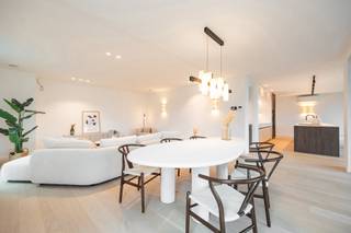 1STE VERDIEPINGInkomhal 13m² op parket met gastentoilet en handenwasser.Woonkamer 45m² op parket met zéér veel lichtinval en toegang tot riant...