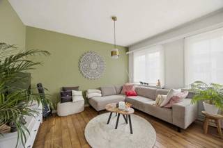 Gelegen aan de Kapelsesteenweg 567 Mariaburg Ekeren, bieden wij duplex appartement te huur aan. Vrij vanaf 1 april 2026<br /><br /><br />Dit appartement is ideaal voor een koppel met 1 kindje of 1 ouder met 1 kindje die op zoek zijn naar een woning. De woning is uitstekende bereikbaarheid tot het centrum en andere nabijgelegen voorzieningen. Winkels, restaurants, scholen en openbaar vervoer liggen allemaal op loopafstand. <br />Indeling : 1ste verdieping: leefruimte met open keuken op parket 39m² (oven/ -gasfornuis- dampkap) aansluiting voor was-en droogkast, hall, badkamer met douche en lavabo met spiegelkast . <br />2de verdieping, 2 slpks 15.17m² en 24.32m², hall en toilet.<br />Overal rolluiken, <br />Boven broodjeszaak in het weekend gesloten, geen onder noch boven buren. <br />Epc 300 Klasse C<br />Totale oppervlakte 95m²<br />Het appartement wordt ALL-IN verhuurd. Huurprijs 1000€ + 200€ (voorschot gas/elektriciteit &amp; water (inbegrepen)) Jaarlijks herzienbaar.<br />Bezichtiging na afspraak<br />Graag uw reactie met korte beschrijving van uzelf en van de mede bewoners en vanaf wanneer u zou huren.<br />