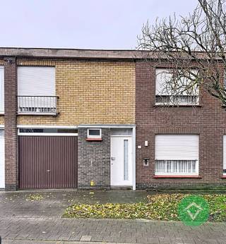 Rustig gelegen woning bestaande uit: inkomhal - toilet (gelijkvloers en bovenverdieping) - living - keuken - ruime kelder - garage - berging - 4 slaapkamers - badkamer - gemetst bijgebouw - terras en tuin. <br /><br />Troeven van deze woning: <br />- centrale ligging <br />- aantal slaapkamers<br /><br />Neem gerust contact met ons op voor een bezoek ter plaatse.