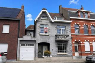 Op een absolute topligging, vlak bij het station van Waregem en op wandelafstand van winkels, scholen, horecazaken en alle dagelijkse voorzieningen, bevindt zich deze prachtige interbellumwoning. De authentieke gevel, de stijlvolle architectuur en de charmante elementen uit deze bouwperiode geven de woning een unieke uitstraling, terwijl hedendaags comfort zorgt voor een aangename woonbeleving.<br /><br />Achter de karaktervolle gevel schuilt een verrassend ruime gezinswoning waar authenticiteit en comfort harmonieus samengaan. De gezellige orangerie vormt het hart van de woning en sluit naadloos aan op deze sfeervolle woning. Deze aangename ruimte, uitgerust met een gezellige houtkachel, nodigt uit om het hele jaar door te genieten van het uitzicht op de prachtige stadstuin. Een plek waar binnen en buiten moeiteloos in elkaar overvloeien.<br /><br />De woning beschikt over een praktische bureau, ideaal voor thuiswerk of als hobbyruimte, vier volwaardige slaapkamers en twee badkamers, waarvan één recent werd vernieuwd. Zo biedt deze woning alle ruimte en comfort voor een gezin dat op zoek is naar een warme thuis.<br /><br />Ook praktisch scoort deze woning bijzonder hoog dankzij de inpandige garage, een kelder en verschillende bergingen die zorgen voor meer dan voldoende opbergruimte.<br /><br />Boulezlaan 32 is de ideale thuis voor wie houdt van karakter, ruimte en een uitstekende bereikbaarheid. Dankzij de uitzonderlijke ligging aan het station van Waregem bevinden treinverbindingen, het stadscentrum en alle voorzieningen zich letterlijk binnen handbereik.<br /><br />Troeven op een rij<br />*Authentieke interbellumwoning<br />*Topligging aan het station van Waregem<br />*Op wandelafstand van winkels, scholen, horeca en het stadscentrum<br />*4 ruime slaapkamers<br />*2 badkamers<br />*Gezellige leefruimte<br />*Praktische bureau<br />*Sfeervolle orangerie met houtkachel<br />*Prachtige stadstuin<br />*Inpandige garage<br />*Ideale gezinswoning met een unieke combinatie van karakter, ruimte en bereikbaarheid<br /><br />Interesse? Laat deze unieke kans niet voorbijgaan!<br />Contacteer Tom Wielfaert via tom@immoroba.be
