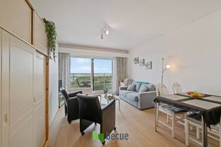 Ontdek deze compacte en lichte studio (36 m²) met een adembenemend uitzicht op de duinen en een gunstige EPC-score A, ideaal voor een zorgeloos verblijf aan de kust. De slimme indeling met ingebouwde meubels zoals een opklapbed en stapelbedden zorgt voor een optimaal ruimtegebruik, perfect voor een gezin of als rendabele investering. Geniet van de frisse zeelucht op het zonnige terras, direct bereikbaar vanuit de leefruimte. Bovendien is er de mogelijkheid tot aankoop van een handige parkeerplaats met ruime berging in de ondergrondse garage, een absolute troef aan de kust! Mis deze unieke kans niet om te investeren in uw plekje aan zee.<br /><br />Kenmerken:<br />Lichtrijke woonkamer met open keuken<br />Panoramisch uitzicht op de duinen en het hinterland<br />Zonnig terras<br />Slimme ruimte-indeling met ingebouwde slaapoplossingen (opklapbed, stapelbed)<br />Efficiënte keuken en badkamer met ligbad