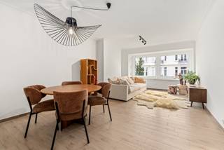 Gerenoveerd 3slpk apt. met terras en airconditioning.<br /><br />Ontdek dit lichtrijke appartement van 95 m² op de 5e verdieping van Rogierlaan 59, op een uitstekende ligging in het historische stadscentrum van Oostende, op wandelafstand van station, strand, winkels en horeca.<br /><br />Er is slechts één appartement per verdieping, wat zorgt voor veel privacy. Het appartement beschikt over 2 slaapkamers van 12 m² en 11 m² en een extra binnenkamer van 6 m², voorzien van ventilatie en inbouwkasten, ideaal als bureau, kinderkamer, dressing of extra berging.<br /><br />De volledig ingerichte keuken is voorzien van oven, microgolf, vaatwasser, koelkast en diepvries. Daarnaast is er een aparte berging met aansluitingen voor wasmachine en droogkast.<br /><br />In de kelder is er tevens een ruime berging alsook een toegewezen fietsenstaanplaats.<br /><br />Achteraan bevindt zich een breed zonnig terras waar u vanaf de middag tot ’s avonds van de zon geniet. Verder beschikt het appartement over airconditioning en heeft het een energiezuinig EPC-label B.<br /><br />Extra troef is het mooie uitzicht op karaktervolle Belle Époque-architectuur.<br /><br />Troeven: 95 m² – EPC B – 2 slaapkamers + polyvalente kamer – zonnig terras – volledig ingerichte keuken – airconditioning – één appartement per verdieping – fietsenstaanplaats -centrale ligging vlak bij station, strand en centrum.