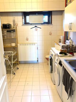 Veelzijdig praktijk- & handelspand ±400 m² – Duffel<br /><br />Stijlvol gerenoveerd pand, momenteel ingericht als multidisciplinaire groepspraktijk. Geschikt voor vrije beroepen, zorg, coaching, beauty & wellness, kantoor, handel, opleidingen en andere professionele activiteiten. Eén of meerdere ruimtes kunnen voltijds en exclusief gehuurd worden. Ook huur van het volledige pand is bespreekbaar.<br /><br />Beschikbare ruimtes<br />• Polyvalente zolder 180 m² – €875 + €219 kosten. Open ruimte met plafond tot 5 m, houten balken, 4 grote Veluxramen, dempende vloer en 2 douche-/badkamers. Geschikt voor kantoor, workshops, opleidingen, personal training, kine, yoga, pilates…<br />• Ruimte 1 – 18 m² – €595 + €149 kosten. Achterzijde, zicht op groen, gerenoveerd, videofoon.<br />• Ruimte 2 – 22 m² – €625 + €157 kosten. 3 hoge ramen, veel licht, privacyfolie, natuurprint en videofoon.<br />• Ruimte 3 – 11 m² – €395 + €99 kosten. Rustige, gezellige ruimte met natuurprint.<br />• Ruimte 4 – 11 m² – €410 + €103 kosten. Gerenoveerd, hoog raam en glazen steel-look deur met privacyfolie.<br />• Ruimte 5 – 18 m² – €675 + €169 kosten. Achterzijde met zicht op groen, in renovatie, eigen watervoorziening en 2 toegangen.<br /><br />Gemeenschappelijk gebruik inbegrepen: prachtige keuken/vergader-/presentatieruimte van 70 m² met 7 m lang kookeiland, volledig uitgeruste keuken, vergadertafel en presentatievoorzieningen. Ideaal voor vergaderingen, opleidingen en (kook)workshops. Daarnaast ruime inkom/wachtruimte, toiletten en opslagruimte.<br /><br />Uitstekende bereikbaarheid: 2 eigen + 3 aangrenzende parkeerplaatsen en gratis parking >100 wagens aan de overzijde. Bushalte op 60 m, station op 1,9 km en Nete-dijk op 2 min. wandelen.<br /><br />Vaste kosten incl. energie, water, wifi, onderhoud gemeenschappelijke delen, tuin/parking en brandveiligheid.<br /><br />Meerdere ruimtes of volledig pand huren? Contacteer ons voor een persoonlijk voorstel of bezoek.
