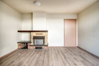 Bent u op zoek naar een appartement met potentieel op een centrale toplocatie? Dit appartement biedt alle mogelijkheden om er uw eigen droomplek van te maken.<br /><br /><strong>Ligging:</strong> Geniet van een uiterst centrale ligging in de Hendrik Consciencestraat, op wandelafstand van het vernieuwde De Coninckplein. Alle winkels, horecazaken, scholen en openbaar vervoer bevinden zich in de directe omgeving. Dankzij deze ligging combineert u het bruisende stadsleven met een vlotte bereikbaarheid en alle voorzieningen binnen handbereik.<br /><br /><strong>Indeling van het appartement:</strong><br />Het appartement is gelegen op de zesde en tevens bovenste verdieping van de residentie.<br />U komt het appartement binnen en betreedt meteen de lichtrijke woonkamer, die toegang biedt tot de aparte keuken en het ruime zuidgerichte terras. Via de woonkamer bereikt u de nachthal, die uitgeeft op twee slaapkamers, een badkamer en een praktische wasplaats. Eén van de slaapkamers geeft toegang tot een tweede terras aan de achterzijde van het appartement.<br /><br /><strong>Technische eigenschappen:</strong>
<ul>
<li>Centrale verwarming op aardgas.</li>
<li>Elektriciteit niet conform.</li>
<li>EPC-label E: 436 kWh/m² (renovatieverplichting).</li>
<li>Lift aanwezig.</li>
</ul>
<strong>Extra troeven:</strong>
<ul>
<li>Centrale ligging met mooi zicht op het vernieuwde De Coninckplein.</li>
<li>Ruim en zuidgericht terras met open uitzicht.</li>
<li>Tweede terras aan de achterzijde.</li>
<li>Voldoende potentieel om te renoveren naar eigen smaak.</li>
<li>Het appartement is zeer geschikt als investeringseigendom, maar uiteraard ook voor eigen bewoning. </li>
</ul>
<br /><strong>Interesse? </strong>Contacteer ons kantoor voor meer informatie of plan een vrijblijvend bezoek via 051/201.400 of info@dicasa.be.