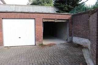 Centraal gelegen garagebox van 19m2 met volgende afmetingen:<br />- garagebox: 6,38 x 2,78<br />- garagepoort: 2,10 x 1,88.<br />Beschikbaar bij akte.
