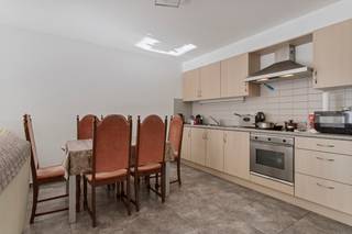 <p>Appartement te koop in centrum Waregem met twee slaapkamers , op wandelafstand van winkels, scholen en openbaar vervoer</p>

<p> </p>

<p>Dit appartement is gelegen in een kleinschalige residentie ( slechts 9 appartementen), dit situeert zich op de eerste verdieping, geen lift aanwezig.</p>

<p> </p>

<p>Indeling : inkom, grote woonkamer met halfopen keuken, berging, twee slaapkamers, badkamer met ligbad, berging. In de kelder bevindt zich nog een extra berging.</p>

<p> </p>

<p>Garage bij aan te kopen voor 25.000€</p>

<p> </p>

<p>Dit appartement is momenteel verhuurd.</p>