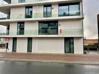 <p>Appartement nouvellement construit à louer avec un bel espace de vie ouvert et des vues sur l'Escaut. <br />La cuisine dispose du confort nécessaire et de beaucoup de lumière. <br />L'appartement comprend une chambre à coucher, une salle de bain avec douche, des toilettes séparées pour les invités et un débarras.</p><br /><p>Une place de parking est prévue dans le parking souterrain.</p><br /><p>Intéressé ? <br />Demandez votre visite via notre site web www.immodhondt.be </p>