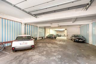 In de Brouwersstraat, pal in het centrum van Leuven, bevindt zich dit uitzonderlijk woon–werkpand met een totale oppervlakte van 575 m². Het eigendom combineert een ruime loods/kantoorruimte van 390 m² met een comfortabel woongedeelte van 185 m², waardoor het een unieke kans vormt voor wie eventueel wonen en werken wil verenigen op één adres. De loods biedt grote, open volumes en talloze indelingsmogelijkheden, ideaal voor atelier, kantoor, praktijk of creatieve activiteit. Het woongedeelte omvat drie volwaardige slaapkamers, twee badkamers en een aangenaam terras dat voor extra buitenruimte zorgt midden in de stad. Dankzij de veelzijdige structuur leent het pand zich bovendien perfect voor co-housing, zorgwonen of andere innovatieve woonvormen. Een zeldzame aanbieding in een straat waar dergelijke panden nauwelijks op de markt komen, en een bijzonder interessante optie voor zowel ondernemers als investeerders.<br />Meer info of een bezoek ter plaatse inplannen? info@covas.be // 016 40 60 20 // www.covas.be