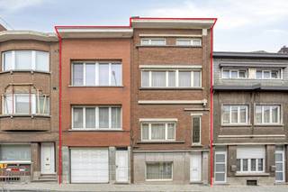 Twee huizen die naadloos in elkaar overgaan, elk met hun eigen voordeur en huisnummer, dat klinkt als een uniek verhaal. Je vindt ze in de Emile Vanderveldestraat in Boom, waar ze een perfect voorbeeld zijn van verbondenheid, met respect voor de individualiteit.Aan de buitenkant lijken het twee losse huizen, met hun eigen gevel en huisnummer: 14 en 16. De ene is een klassieke te renoveren burgerwoning, de andere een op te frissen appartement. De twee huisnummers staan zo niet symbool voor scheiding, maar voor twee levens die perfect samenvloeien in één gedeelde thuis.Bijzondere troeven : - geen renovatieplicht !- ideaal als kangoeroewoning of zorgwoning- grote koer met mogelijkheid om te parkeren (3 autostaanplaatsen) of polyvalente ruimte zoals atelier, werkplaats- dit pand bestaat uit :- een op te frissen appartement (84 m²) met 2 slaapkamers, badkamer en ingerichte keuken (verhuurpotentieel) : EPC Score : D- een te renoveren burgerwoning (220 m²) met 3/4 slaapkamers - ruime zolder - badkamer en keuken op gelijkvloers : EPC Score DHet centrum en de Rupeldijk liggen vlakbij. Qua mobiliteit zit u hier tevens op de juiste plaats : A12 (1 min. rijden) of E19 (As Antwerpen-Brussel-Lier-Mechelen). Voor pendelaars is dit vastgoed ook aangewezen : ze ligt op enkele minuten fietsafstand van het station.Bent u op zoek naar een uniek huis, kangoeroewoning, renovatieprojectje te koop in Boom? Neem dan gerust contact op met één van onze collega's van Dewaele vastgoed.