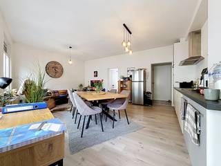 <h1><span>Gerenoveerd appartement op de 2e verdieping in centrum Ieper vlakbij openbaar vervoer</span></h1><h1><span> </span></h1><h1><span>Het appartement is als volgt ingedeeld:</span></h1><h1><span>inkom, berging, apart toilet, leefruimte me open keuken, zuidwest terras vooraan en slaapkamer met aansluitende badkamer voorzien van inloopdouche en lavabomeubel.</span></h1><h1><span> </span></h1><h1><span>Wenst u een bezoek in te plannen?</span></h1><h1><span>Maak dan hier uw huurdersprofiel aan voor dit pand:</span></h1><h1><span><span>https://clee.be/nl/app/kandidaat-stellen/0476526158/a4e90444-978a-f111-b337-6045bd8bc913</span></span><span> </span></h1>