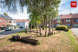 <p>In een rustige wijk in Mariakerke vlakbij het water en met groen voor de deur staat deze totaal te renoveren woning.<br /><br />Deze woning is perfect voor mensen die een woning willen verbouwen en er helemaal hun eigen ding van willen maken. Als troef is er de praktische garage en leuk in te richten buitenruimte.</p>
<p>De huidige indeling:</p>
<p>Inkomhal met trap naar de kelder en doorgang naar de keuken. Grote leefruimte met half open keuken met aanpalend een grote veranda. Op de eerste verdieping zijn er 2 grote en 1 kleine slaapkamer. Mits het plaatsen van een vaste trap kan je in de zolderverdieping nog 2 grote slaapkamers inrichten (er kan mogelijks nog bijgebouwd worden).</p>
<p>Beschikbaar bij akte.</p>
<p>Contacteer Top Vastgoed voor een bezoek en ontdek alle mogelijkheden ter plaatse. 0475 700 700</p>
