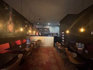 Horeca-/handelspand van ca. 100m² te huur in het centrum van Kortrijk. Specificaties:- Voorliggend terras- Aircovoorziening- 2 verdiepingen...