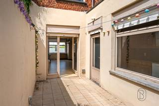 <p><span><strong>Te renoveren woning met 3 slaapkamers, stadstuin en veel potentieel.</strong></span></p><p><span>Deze ruime woning biedt een uitstekende basis voor wie op zoek is naar een renovatieproject met mogelijkheden. Dankzij de praktische indeling, drie slaapkamers en de aangename stadstuin kan je hier een woning creëren die volledig aansluit bij jouw eigen wensen en woonstijl. Gelegen in een rustige woonomgeving en op korte afstand van dagelijkse voorzieningen.</span></p><p><span><strong>Indeling:</strong> inkomhal, ruime leefruimte met toegang tot het terras, keuken, badkamer, apart toilet en berging. Op de eerste verdieping bevinden zich twee slaapkamers. De tweede verdieping omvat een derde slaapkamer en een aparte bureauruimte, ideaal als thuiswerkplek, hobbyruimte of extra polyvalente kamer.</span></p><p><span>De woning biedt verschillende mogelijkheden voor wie graag de handen uit de mouwen steekt en een eigendom wil vernieuwen volgens eigen smaak en budget.</span></p><p><span>Te koop via Immo Beguin, jouw vastgoedexpert sinds 2009.</span></p><p><span>✉️ </span><span>emmy@immobeguin.be</span></p>