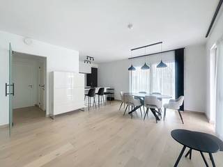 Ontdek dit prachtige nieuwbouwappartement in een rustige en gegeerde wijk in Merelbeke. Hier geniet u van hedendaags comfort, een doordachte indeling en een overvloed aan natuurlijk licht.De moderne afwerking en kwaliteitsvolle materialen zorgen voor een stijlvolle en tijdloze uitstraling. De open keuken is volledig uitgerust en vormt het hart van de woning, terwijl de praktische indeling bijdraagt aan een aangenaam wooncomfort.Gelegen in een groene en rustige omgeving, met een vlotte verbinding naar Gent en alle nodige voorzieningen in de buurt, combineert dit appartement het beste van twee werelden: rust en bereikbaarheid.indeling van het appartement:inkomhal met apart toilet - berging (met aansluiting voor wasmachine en droogkast) - ruime en lichtrijke leefruimte - aangenaam terras - geïnstalleerde, open keuken - slaapkamer 1 (doet dienst als dressing) - ruime, tweede slaapkamer - badkamer met dubbel lavabomeubel en toilet - gemeenschappelijke fietsenstalling.Een autostaanplaats dient men verplicht bij te huren aan 75,00 EUR/maand.De gemeenschappelijke kosten bedragen 150,00 EUR/maand en dienen voor het onderhoud van de gemene delen alsook een voorschot op het privatief verbruik van verwarming.Het appartement is beschikbaar vanaf 01/06/2026!