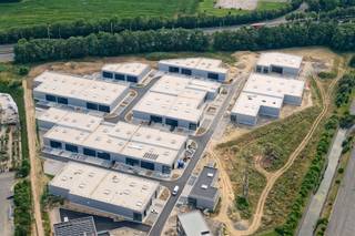 <p>DERNIÈRES UNITÉS : CONDITIONS EXCEPTIONNELLES !</p><p>Business Park Awans est presque entièrement vendu. Profitez temporairement de conditions exceptionnelles sur les dernières unités PME disponibles. Une belle opportunité pour installer votre entreprise à un emplacement stratégique à proximité de l'E40.</p><p>DÉCOUVREZ AWANS LORS DE NOS PROCHAINES JOURNÉES PORTES OUVERTES<br />Plus d'infos et dates via zabra.be/awans</p><p>Cette unité PME de 548 m² se situe dans un parc d'activités moderne comprenant 23.000 m² d'espaces verts et plusieurs terrains de sport. Grâce à sa proximité avec l'E40, elle bénéficie d'une excellente accessibilité et de connexions rapides vers les principales villes.</p><p>Les atouts :<br />✅ 548 m² d'espace professionnel ;<br />✅ Situation stratégique à proximité de l'E40 ;<br />✅ 23.000 m² d'espaces verts et plusieurs terrains de sport ;<br />✅ Commerces et restaurants à proximité ;<br />✅ Située dans un parc d'activités moderne presque entièrement vendu.</p><p>Intéressé ou envie de planifier une visite ?<br />Contactez-nous au 📞 +32 472 89 60 18.</p>