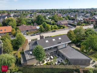 Op het gelijkvloers het voormalige restaurant, bestaande uit 3 grote ruimtes of vergaderzalen (ca 250m²), open haard, keuken met bijkeuken, afzonderlijke bar en service-keuken, avondzongericht terras met tuin. Op de verdieping is er een kwalitatief afgewerkt appartement bestaande uit inkom, living, keuken, 3 slaapkamers, badkamer en zonneterras. Verder is er een grote kelder (voorraad-, cv- en wijnkelder), parking en tuin op 1.079m². De mogelijkheid bestaat om het naastgelegen perceel bouwgrond (ca 1.100m²) bij te kopen.