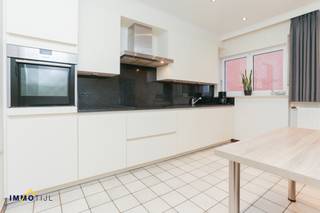 Instapklare gelijkvloerse villa met grote tuinDeze perfect onderhouden bungalowvilla biedt comfortabel en toekomstgericht wonen op één niveau en is...