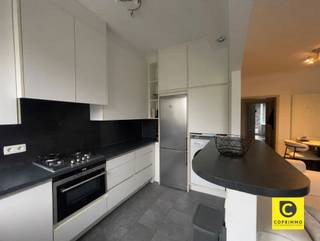 <p><span>Gelegen in de rustige Oosterveldlaan ligt dit aangename, mooi verzorgde 2-slaapkamer appartement met een vlotte bereikbaarheid en alle dagelijkse voorzieningen binnen handbereik. Een aangename locatie die rust en comfort combineert met een goede verbinding naar de omliggende gemeenten.</span></p><p><span> </span></p><p><span>Het appartement omvat een inkomhal met apart toilet.</span></p><p><span>Vervolgens vinden we een aangename woonkamer op een strakke parketvloer. Aangrenzend bevindt zich een moderne, volledig geïnstalleerde keuken met ontbijttoog en voorzien van alle comfort. Deze werd uitgerust met een gasvuur met dampkap, oven, koelkast en praktische kastruimte. Ook de aansluiting voor een wasmachine is hier te vinden.</span></p><p><span> </span></p><p><span>Verder is er nog een mooie badkamer voorzien van ligbad met douchescherm en lavabomeubel.</span></p><p><span> </span></p><p><span>Achteraan bevinden zich 2 slaapkamers, waarvan de grotere uitgeeft op het terrasje.</span></p><p><span> </span></p><p><span>Ten slotte is er nog een kelderberging inbegrepen. </span></p><p><span> </span></p><p><span> </span></p><p><span>Beschikbaarheid en kosten</span></p><p><span>Vanaf 1 november beschikbaar</span></p><p><span>Gemeenschappelijke kosten: € 100/ maand (inclusief provisie verwarming, water en algemene onkosten gebouw).</span></p><p><span> </span></p><p><span>Troeven</span></p><ul><li><span>Centrale maar toch rustige ligging</span></li><li><span>Moderne keuken</span></li><li><span>Lage gemeenschappelijke kost</span></li></ul><p><span> </span></p><p><span>en een garagebox (apart te huur aan 50 euro/maand)</span></p>
