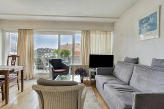 Gelegen op wandelafstand van het strand en de winkelstraat van Koksijde bevindt zich een 2 slaapkamer appartement van 51m² met een zonnig terras van 9m² te koop in Residentie Zuydcoote. Het appartement is momenteel verhuurd op jaarbasis. Er is een optie tot aankoop van een garagebox in het gebouw. Op zoek naar interessante immo te Koksijde? <br /><br />INDELING:<br />> Eerste verdieping:<br />- inkomhal met vestiaire;<br />- leefruimte met toegang tot het zongerichte terras (9m²);<br />- keuken, voorzien van alle nodige apparatuur;<br />- slaapkamer 1;<br />- slaapkamer 2;<br />- badkamer met bad, wastafel en toilet;<br /><br />> Kelderverdieping:<br />- Mogelijkheid tot aankopen van privatieve garagebox;<br /><br />ALGEMEEN:<br />- Gunstig EPC B (180 kWh/m²);<br />- Centrale verwarming op aardgas;<br />- Zonnig terras;<br />- Verhuurd op jaarbasis;<br /><br />Bent u op zoek naar een appartement als vaste bewoning of tweede verblijf? Aarzel niet contact op te nemen met de dossierverantwoordelijke Yari Devos via 0491 27 21 85 of yari.devos@dewaele.com.<br /><br />Bestuursmaatregelen in het maatregelenregister: nee