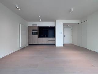 Deze stijlvolle assistentiewoning bevindt zich op de tweede verdieping van de moderne residentie Cust'O, gelegen aan de Albert I laan in het hartje van Oostduinkerke. Met een bewoonbare oppervlakte van 62 m² en een totale grondoppervlakte van 72 m² biedt deze woning een aangename combinatie van comfort, functionaliteit en zelfstandig wonen.<br /><br />De indeling omvat een ruime en lichtrijke leefruimte met een volledig uitgerusten aansluitende keuken, een slaapkamer, een comfortabele badkamer en een aangenaam terras. Daarnaast beschikt de woning over een private kelderberging. Er is bovendien de mogelijkheid om een staanplaats aan te kopen op niveau -1 van de residentie. <br /><br />Residentie Cust'O biedt tal van faciliteiten die het dagelijks leven aangenamer maken. Zo kunnen bewoners 24/24 rekenen op bijstand in geval van noord dankzij het permanente oproepsysteem. Verder beschikt de residentie over een kwaliteitsvolle brasserie, een gezellige bar met lounge en een ruim dakterras met panoramisch uitzicht. Ook is er toegang tot een wellness- en kinesitherapieruimte, een binnentuin met petanquebaan en een bibliotheek met krantenhoek. <br /><br />Een bijkomende troef is de uitstekende ligging: de zee en het strand bevinden zich op wandelafstand, net als diverse restaurants, winkels en haltes van tram en bus. <br /><br />Deze assistentiewoning vormt dan ook een ideale woonomgeving voor wie comfortabel en zelfstandig wil wonen, met diverse voorzieningen en ondersteuning binnen handbereik, op een gegeerde locatie aan de Belgische kust.