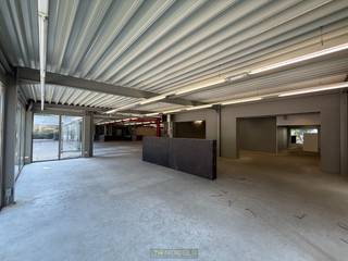 Deze moderne en goed bereikbare <strong>COMMERCIELE RUIMTE </strong>biedt u de ideale kans voor het uitoefenen van uw handelsactiviteit<strong> </strong>. Zowel <strong>PARTICULIEREN </strong>als <strong>BEDRIJVEN </strong>die op zoek zijn vinden hier een geschikte oplossing. Daarnaast beschikt elke ruimte over <strong>ELEKTRICITEIT</strong> en <strong>VERLICHTING</strong>, wat het gebruik bijzonder praktisch maakt. <strong>POP-UP</strong> is ook mogelijk!<br /><br />Dankzij de snelle beschikbaarheid en<strong> FLEXIBELE HUURTERMIJNEN </strong>wordt er maximaal ingespeeld op uw noden, zowel voor korte als langere periodes. Nabij het commercieel gedeelte is er nog een opslaggebouw en een openbare parking dat <strong>VOLDOENDE PARKEERGELEGENHEID</strong> biedt. <br /><br /><u>Prijs afhankelijk van aantal m² (bespreekbaar)</u><br /><br /><strong>Adres:</strong> Enclus du Haut 41 - 7750 Mont-de-l'Enclus<br />Onmiddellijk beschikbaar!<br />Huurprijs: vanaf €800,00