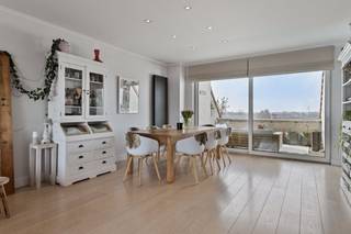 Dit betoverende appartement met 2 slaapkamers is gelegen op een eersteklas locatie, op slechts enkele minuten wandelafstand van het station. Het is instapklaar, vlot bereikbaar en biedt alle comfort voor een zorgeloos leven.De indeling van het appartement is doordacht en biedt veel licht en ruimte. Een ruime inkomhal met een apart toilet. De lichtrijke woonkamer is voorzien van terrassen aan beide zijden, waardoor je altijd kunt genieten van het buitenleven. De designkeuken is op maat gemaakt en wordt aangevuld met een handige, aansluitende berging. Daarnaast is er een multifunctionele bureauruimte die eenvoudig kan worden omgevormd tot een extra slaapkamer, afhankelijk van je behoeften. Verder is er een aparte berging voor extra opbergruimte.Slaapkamer 1 beschikt over een ruime dressing, terwijl slaapkamer 2 ook zeer ruim is. De badkamer is een luxe oase op zich, met een inloopdouche, bad, dubbele lavabo.Bij het appartement hoort een privé staanplaats deze is optioneel bij te kopen, en je hebt toegang tot een handige kelderberging voor extra opslagruimte. Kortom, dit appartement biedt alles wat je zoekt: een toplocatie, luxe afwerking, en functionaliteit in één. Het is de ideale keuze voor wie op zoek is naar een comfortabele en moderne leefomgeving. dossierverantwoordelijke, Amin Drif - 0493 25 46 78 - amin.drif@dewaele.com