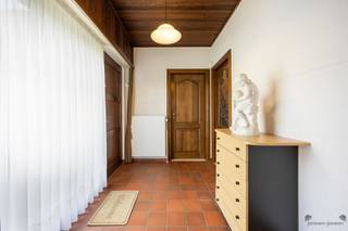 <p><span>Laat u meteen verleiden door deze uitzonderlijke vrijstaande laagbouwwoning op een absolute toplocatie in het gegeerde Gooreind. Een eigendom waar charme, comfort en energiezuinig wonen harmonieus samenkomen.</span></p><p><span>De prachtig aangelegde tuin is een echte blikvanger en ademt rust en exclusiviteit. De royale vijver en het sfeervolle prieel creëren een idyllisch kader waar u in alle privacy kan genieten van lange zomeravonden en ontspannen momenten het hele jaar door.</span></p><p><span>Binnenin wordt u verwelkomd in een lichtrijke en goed onderhouden woning met een bijzonder aangename leefkwaliteit:</span></p><ul><li><span>Twee ruime slaapkamers en een derde, veelzijdige kamer (ideaal als bureau, dressing of hobbyruimte)</span></li><li><span>Een schitterende veranda die als volwaardige leefruimte fungeert en u elk seizoen laat genieten van het buitengevoel</span></li><li><span>Een stijlvolle badkamer met dubbele wastafel, ligbad en aparte douche</span></li><li><span>Een praktische, ruime bergzolder en ingemaakte kasten in de hal</span></li></ul><ul><li><span>Authentieke speksteenkachel op hout, naast centrale verwarming op gas, die niet alleen efficiënt verwarmt maar ook een warme, gezellige sfeer creëert.</span></li><li><span>Mooi aangelegde tuin met schitterende vijver en prachtige vissen</span></li></ul><p><span>Ook liefhebbers van ruimte en functionaliteit komen hier volledig aan hun trekken:</span></p><ul><li><span>Drie grote externe garages met smeerput een droom voor zelfstandigen, autoliefhebbers of hobbyisten</span></li><li><span>Inpandige garage voor extra comfort en veiligheid</span></li><li><span>Volledig uitgerust met rolluiken en vliegenramen</span></li></ul><p><span>Op vlak van energie en duurzaamheid zit u hier helemaal goed:</span></p><ul><li><span>EPC-label C (254 kWh/m² jaar)</span></li><li><span>11 zonnepanelen gecombineerd met een thuisbatterij</span></li></ul><p><span>Deze woning biedt een zeldzame kans om gelijkvloers, stijlvol en zorgeloos te wonen op een gegeerde locatie, omringd door groen en rust.</span></p>