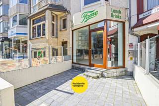 Goed gelegen gebouw op 117m² te De Panne bestaande uit een handelsruimte en woonst. Dit eigendom voorzien van een prachtige gevel in cottagestijl (vakwerkhuis - woning met colombages) is gelegen op 10m van de winkelstraat en aan het begin van de Dumontwijk. <br />Het gelijkvloers is momenteel voorzien van een voorterras, lichtrijke handelsruimte, keukenruimte, beging, sanitaire blok, hall naar de verdiepingen en een koer. De verdiepingen zijn momenteel ingericht als een groter woonappartement (1e & 2e verdiep) en een studio gelegen op het 3e verdiep. De verdiepingen kunnen samen ook dienst doen als één appartement. Elektriciteit conform. Kortom een eigendom met veel potentieel en tal van mogelijkheden. Aarzel niet ons te contacteren voor een bezoek. EPC: 542 UC: 3550932 (geen renovatieplicht - beschermd stad- en dorpsgezicht) (Ref. NI26572)<br /><br />Neem voorsprong met een vrijblijvende en gratis schatting van uw eigendom via:<br />http://www.residentievastgoed.be/gratisonlineschatten