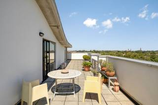 Dit unieke appartement bevindt zich in de Residentie Kiana ontworpen door Govaert & Vanhoutte Architects. Met een bewoonbare oppervlakte van...