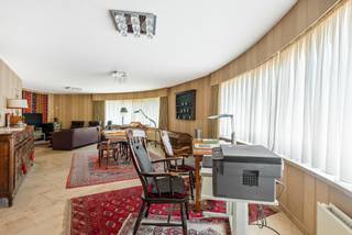 Zeer ruim appartement (165m² bewoonbare oppervlakte) gelegen op de hoek van een appartementsgebouw. Het pand is zeer centraal gelegen nabij de...