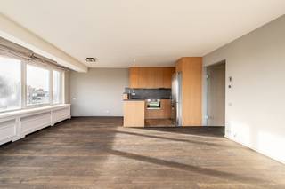 Ontdek dit hoekappartement met open zichtenDit lichtrijk hoekappartement verwelkomt u via een ruime inkomhal, uitgerust met een aansluiting voor een...