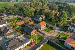 Langs de Brugse Steenweg te Maldegem bevindt zich dit vrijstaand, gelijkvloers (casco) huis te koop op een perceel van 542m². Deze nog naar eigen wens af te werken bungalow biedt u onder andere 2 slaapkamers, tuin + garage en privatieve oprit aan. <br />Indeling (circa 102m2 bewoonbare oppervlakte):<br />- Inkomhal (6m2) met gastentoilet;<br />- lichtrijke woonkamer (26m2);<br />- leefkeuken (10m2);<br />- nachthal (9m2) met afzonderlijk toilet;<br />- badkamer (7m2);<br />- 2 slaapkamers (12m2 & 10m2);<br />- afzonderlijke garage (22m2 + 1°V: 11m2) + ruime, privatieve oprit.<br />Eerste verdieping:<br />- Praktische zolderruimte / berging (40m2).<br /><br /><br />De eigendom wordt aangeboden via de Pre-sale formule. Op 14/11/2026 tussen 13:00 en 16:00 kan u het huis op afspraak komen bezichtigen en een bod uitbrengen. De vermelde prijs is een instelprijs. Voor meer info, gelieve contact op te nemen met de dossierverantwoordelijke.<br /><br />Bestuursmaatregelen in het maatregelenregister: nee
