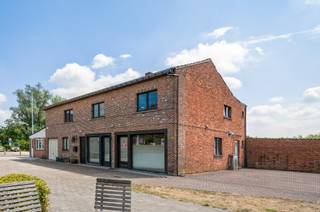 Op een uitstekende locatie in Schriek (Heist-op-den-Berg) bevindt zich deze te renoveren woning met handelspand op een perceel van 5a 90ca. Dankzij de centrale ligging geniet u van een vlotte verbinding naar het centrum, winkels, horecazaken, scholen en het openbaar vervoer.<br /><br />Via de inkomhal betreedt u de woning, waar u een apart gastentoilet en een praktische berging terugvindt. De ruime leefruimte biedt plaats voor een gezellige zithoek en een afzonderlijke eetruimte. Aansluitend bevinden zich de keuken en de wasplaats. Bovendien beschikt de woning over een inpandige garage. Op de eerste verdieping geeft de nachthal toegang tot drie ruime slaapkamers, een handige berging en een badkamer uitgerust met een douche en een lavabo.<br /><br />Buiten biedt het ruime perceel tal van mogelijkheden. Het kan onder meer dienstdoen als parkeerterrein voor de handelsruimte. Daarnaast is er een tweede, vrijstaande garage aanwezig die perfect kan worden gebruikt als extra opbergruimte of werkplaats. De aangrenzende handelsruimte vormt een absolute meerwaarde en biedt diverse mogelijkheden voor een zelfstandige activiteit, praktijk of kantoor.<br /><br />U bent verplicht deze woning binnen de 6 jaar na aankoop grondig energetisch te renoveren tot minimum EPC-label D. <br /><br />Dit is een uitstekende opportuniteit als u op zoek bent naar een ruime woning met handelspand met veel potentieel te Schriek (Heist-op-den-Berg). Contacteer ons voor meer informatie op 0474 78 07 73 of neem een kijkje op www.boonstravastgoed.be. <br /><br />Bijzonderheden:<br />- Handelspand<br />- Twee garages<br />- Drie slaapkamers<br />- Ruim polyvalent perceel