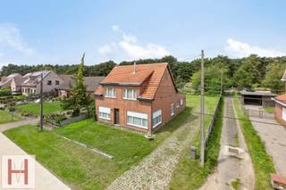 Te renoveren woning of pand geschikt voor afbraak en wederopbouw.De woning heeft volgende indeling: Op het gelijkvloers vinden we een ruime inkomhal,...