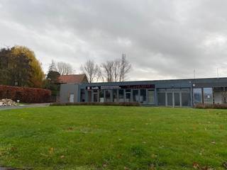 <u><strong>Bedrijfsunits te huur te Wervik </strong></u><br /><br />Volgende loodsen staan te huur: <br /><br />- LOODS 2: oppervlakte 28 m² voor 200€ (+BTW en kosten)<br />- LOODS 22: oppervlakte 289 m² voor 1259€ (+BTW en kosten)<br />- LOODS 23B : oppervlakte 175m² voor 780€ (+ BTW en kosten)<br />- LOODS 26 : oppervlakte 152m² voor 680€ (+ BTW en kosten)<br /><br />Huurprijs + 21%  (grondlasten nog bijkomend 1 maand huur)<br />Water, gas en elektriciteit = forfaitair bedrag van €50/maand<br />voor stockage + kleine ambachten<br />GEEN auto-gerelateerde activiteiten zijn toegestaan.