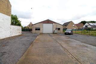 Langs de Menensesteenweg vinden we deze loods met koer en uitweg.
<ul>
<li>Oppervlakte loods: 150m²</li>
<li>oppervlakte bureel, stockage en toilet: 40m²</li>
<li>Koer voor en achteraan: +/- 450m²</li>
<li>Water en elektriciteit aanwezig</li>
<li>Verschillende toepassingen mogelijk</li>
</ul>
<br />Vrij vanaf 1 juli <br />Huurprijs te verhogen met kosten verbruik en onroerende voorheffing.