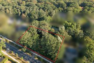 Gelegen op een goed bereikbare locatie tussen Schilde en 's Gravenwezel bevindt zich deze bouwgrond van ca. 2.247 m²<br /><br />De perceelsbreedte bedraagt 50 m.<br /><br />De bouwgrond is gelegen in woonparkgebied - de bouwvoorschriften die gelden voor deze bouwgrond kan u nalezen in bijlage - RUP woonparken - artikel 3.<br /><br />Bouwvoorschriften<br /><br />Hoofd - en bijgebouw<br />- gezamenlijk een footprint van max 500 m²<br />- vrije dakvorm, i.g.v. hellend dak: dakhelling beperkt tot 45°<br /><br />Bouwvlak<br />- de voorgrens van het bouwvlak bevindt zich op 15 m. van de rooilijn<br />- de zijdelingse grenzen: 5 m.<br />- de achtergrens van het bouwvlak max. 45m. van de voorgrens van het bouwvlak<br />- het bouwvlak is beperkt tot 1500 m² <br />- het bouwvlak hoeft geen rechthoek te zijn, de vorm is vrij maar dient te passen binnen de uiterste grenzen. <br /><br />Hoofdgebouw<br />- max. 2 bovengrondse bouwlagen onder de kroonlijst, een teruggetrokken bouwlaag met plat dak passend binnen de maximale projectie van een toegelaten hellend dak is ook toegestaan<br /><br />Bijgebouwen<br />- vrije inplanting binnen het bouwvlak maar achcter de voorgevelbouwlijn van het hoofdgeboouw<br />- max. kroonlijsthoogte van 1 bovengrondse bouwlaag<br /><br />Verharding:<br />- max 10% van de perceelsoppervlakte te realiseren binnen het bouwvlak<br />Dit geldt voor opritten, terrassen en tuinpaden - grasperken en private sportinfrastructuur in open lucht.<br /><br />Voor meer inlichtingen en/of een geheel vrijblijvende afspraak bij ons op kantoor, aarzel niet ons te contacteren.<br />Gv-Wp-Gmo-Gvkr-Vv-Gmo-Gworg