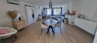 Het leefgedeelten de eetkamer en de keuken meten 55m². Er is veel natuurlijke lichtinval en de ruimtes zijn voorzien van airco units die zowel...