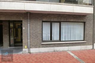 Mooi, praktisch gelijkvloers appartement gelegen in de Paul Parmentierlaan. Het appartement bestaat uit een woonkamer, gesloten keuken, toilet, bergplaats, badkamer met lavabo, ligbad en toilet, twee slaapkamers waarvan één met lavabo. Zonnig terras aan de achterzijde alsook de mogelijkheid om een parkeerplaats aan te kopen mits meerprijs. Op vandaag is het appartement  verhuurd als hoofdverblijf aan een zeer goede huurder. <br /><br /><br /><span><strong>Tekoopstelling onder voorwaarden; Zie www.more.be, "bijlagen" en onder voorbehoud van beschikbaarheid.</strong></span>