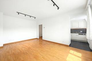 In het hart van Brussel, op een toplocatie nabij de Kunstberg en de Zavel, bevindt zich dit charmante appartement met een bewoonbare oppervlakte van ongeveer 70m². Dankzij de doordachte indeling, de aangename lichtinval en de centrale ligging vormt dit appartement een ideale uitvalsbasis voor wie comfortabel wil wonen in de hoofdstad.<br /><br />Het appartement verwelkomt u via een inkomhal met apart gastentoilet. De ruime leefruimte biedt voldoende plaats voor een gezellige zit- en eethoek en sluit aan op de volledig uitgeruste keuken. Verder beschikt het appartement over een slaapkamer, een badkamer met douche.<br /><br />Mogelijkheid tot het huren van een parkeerplaats. Daarnaast beschikt het gebouw over een gemeenschappelijke fietsenstalling.<br /><br />EPC: D+<br /><br />Provisie gemeenschappelijke lasten: €125/maand.<br />Provisie water: €40/maand.<br /><br />De buurt combineert het bruisende stadsleven met een rijk cultureel aanbod. Musea, galerijen, winkels, restaurants en gezellige cafés bevinden zich op wandelafstand. Bovendien zorgen de uitstekende verbindingen met het openbaar vervoer voor een vlotte bereikbaarheid van alle delen van de stad. Een ideale woonomgeving voor wie op zoek is naar comfort, bereikbaarheid en de unieke sfeer van het centrum van Brussel.