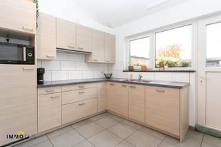 Deze perfect instapklare woning woning is gelegen nabij centrum, station en op korte afstand van Buggenhoutbos.De woning omvat op het gelijkvloers...