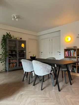 Instapklaar 2‑slpk‑appartement (ca. 78m²) op een autoluw plein in de wijk Haringrode (Good-Engels) vlak bij het Groen Kwartier en PAKT. Lichtrijke leefruimte met inpandig terras, 2 volwaardige slaapkamers (waarvan één met ensuite douchekamer), badkamer met ligbad en berging met wasmachine‑aansluiting. Residentie Kasteelpark (bouwjaar 2007, renovatie 2022) met lift. Ondergrondse garagebox voor 2 wagens achter elkaar optioneel bij te kopen (45k). Reserveer voor kijkdag op zat 7/2. Bieden vanaf 335K. GEEN IMMO !