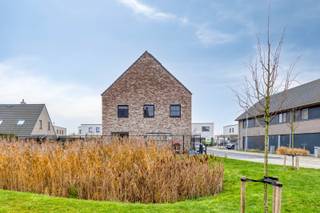 Volledig afgewerkte halfopen nieuwbouwwoning (2019) in een rustige residentiële wijk, vlakbij het centrum van Roeselare. Deze ruime woning...
