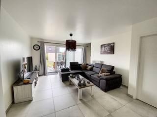 Moderne, halfopen woning, bestaande uit : aparte inkomhal met gastentoilet, mooie lichtrijke living, moderne open keuken met alle...