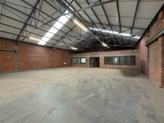 Centraal gelegen magazijn met een oppervlakte van 800 m², ideaal voor opslag, distributie of lichte industriële activiteiten.De loods werd recent...