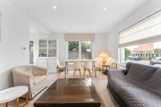 <p>Charmante kustvilla met schitterende ligging nabij het centrum van Sint-Idesbald en de zee, op een mooi, zongericht perceel van 4 a 78 ca.</p>
<p>Grondig gerenoveerde woning omvattende op de begane grond: een inkomhal met toilet, een salon voorzien van open haard, een woonkamer die zeer lichtrijk is dankzij de grote glaspartijen, een volledig ingerichte halfopen keuken en een moderne badkamer met inloopdouche. Op de eerste verdieping bevinden zich drie mooie slaapkamers en een badkamer met ligbad, lavabo en toilet. Ruime buitenberging, oprit en carport voor drie wagens. Als kers op de taart is deze droomvilla voorzien van een zuidelijk georiënteerde tuin met tuinhuis en een aangenaam zonneterras.</p>