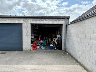 Garagebox te koop in Harelbeke met elektrische poort! <br /><br />De garagebox kan niet apart verkocht worden zolang het appartement niet verkocht is.